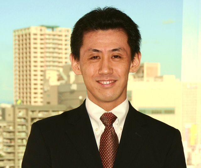 代表の行政書士 横井信彦です。