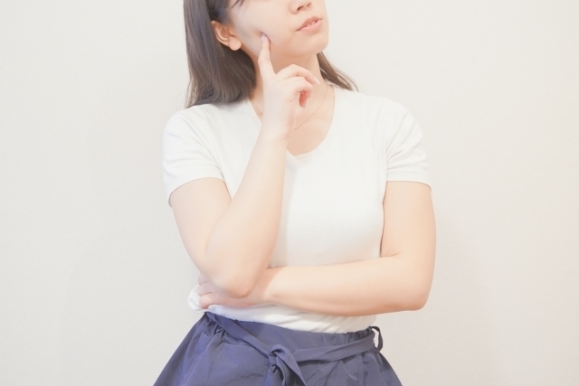 悩む女性