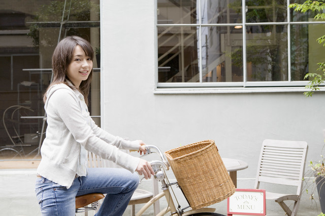 自転車に乗る女性
