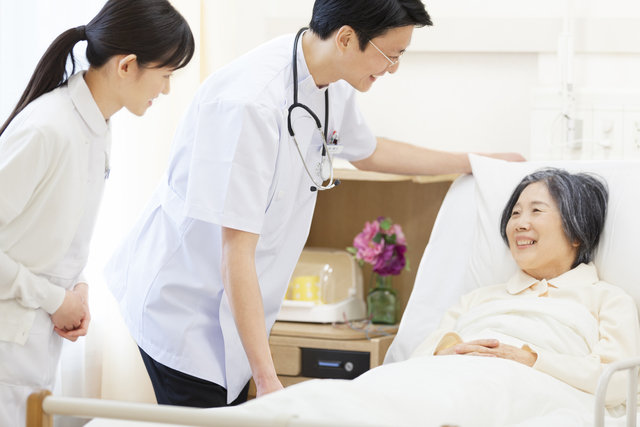 入院中の女性