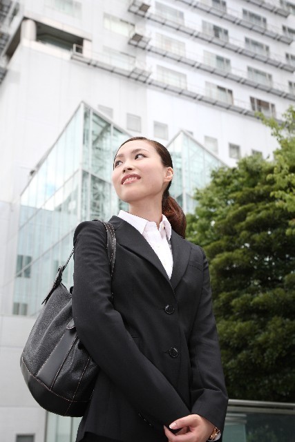 振り返る女性のイメージ