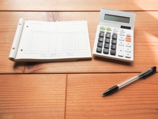 金額と請求書のイメージ