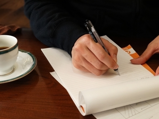 書類を書く人のイメージ