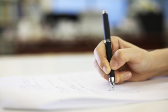 書類にサインする