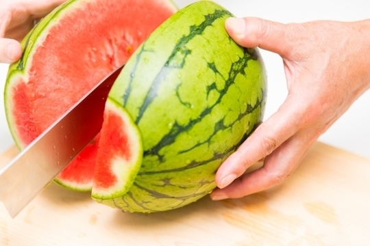 スイカを切り分けるイメージ