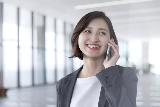 電話をする女性