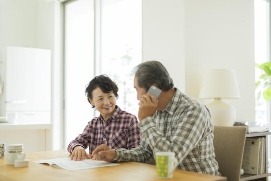 電話を掛けるシニア